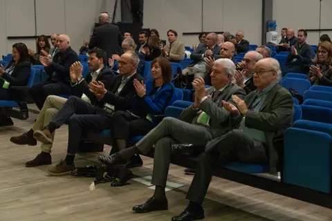 Ponentes conversan en el escenario durante una mesa redonda del programa.