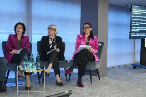 Dos participantes del diálogo de representantes empresariales, sentadas en el escenario.
