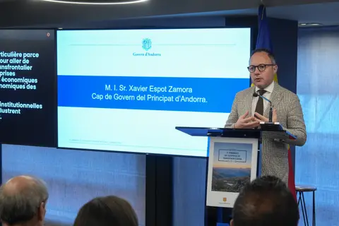 Xavier Espot, jefe de Gobierno, interviene en el atril durante la apertura institucional.
