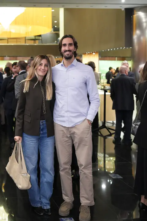 Asistentes aplauden desde la platea durante la jornada de apertura.