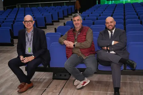 Asistentes siguen una sesión desde la platea el viernes.