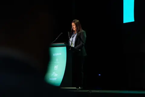 Un ponente expone su intervención en una mesa redonda de la jornada del jueves.