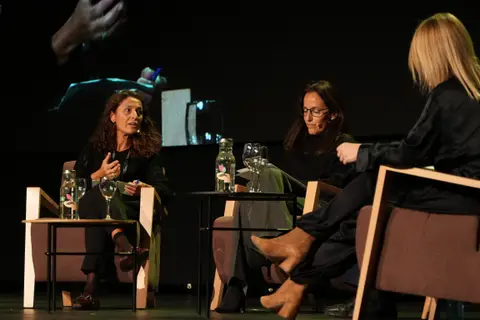 Grupo de asistentes conversa durante una pausa del programa.
